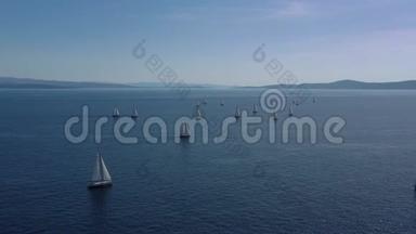 帆船比赛的空中镜头，帆船比赛，激烈的比赛，很多白色的帆，岛在背景上